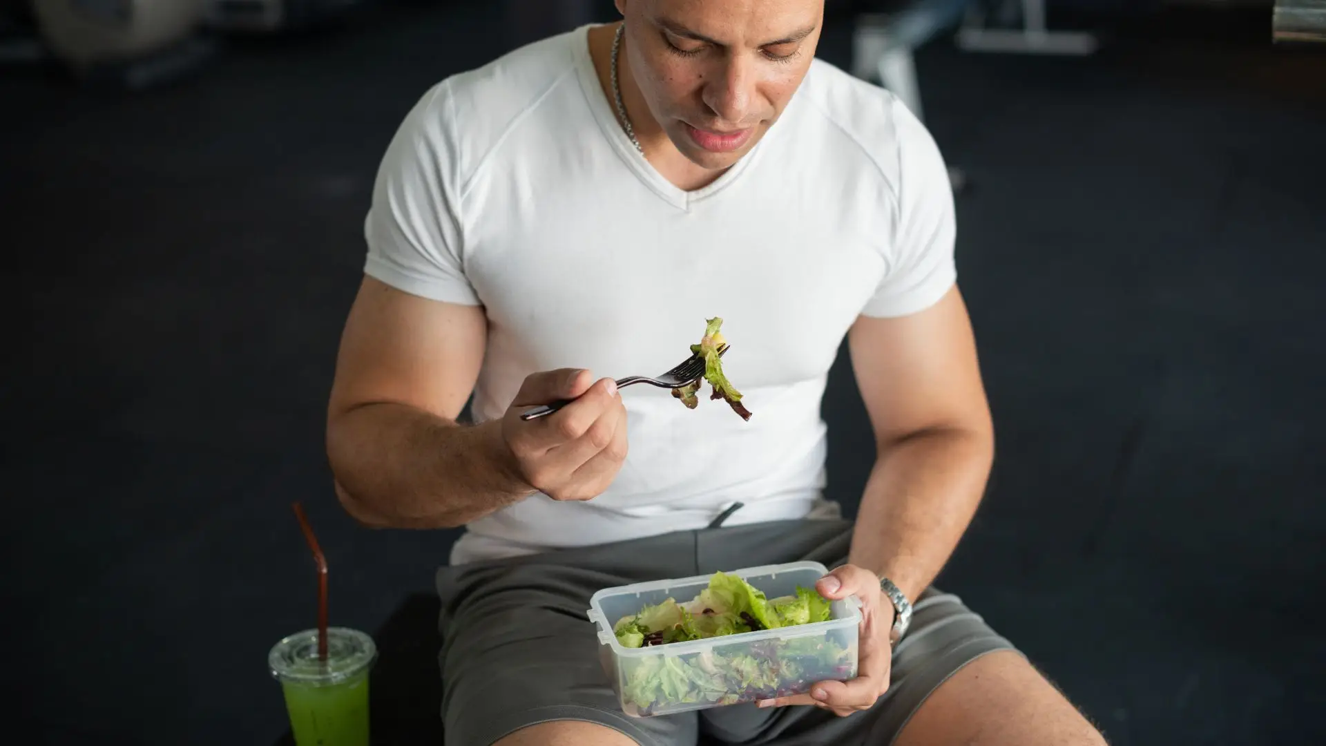 What should I eat before strength training?